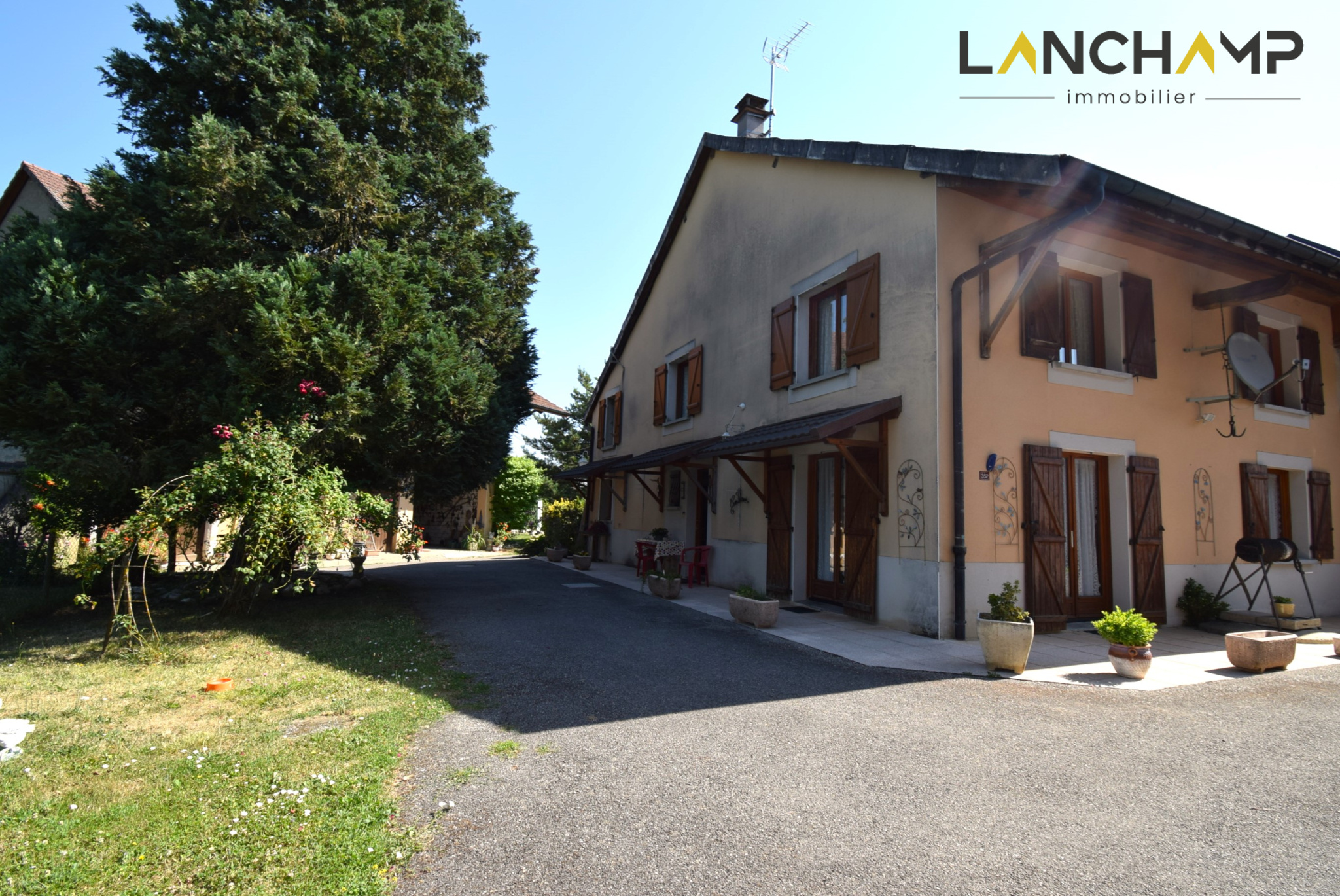 Agréable maison de village avec dépendance